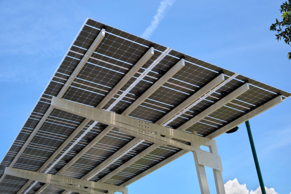 ソーラーカーポートとは？導入のメリットや種類をご紹介