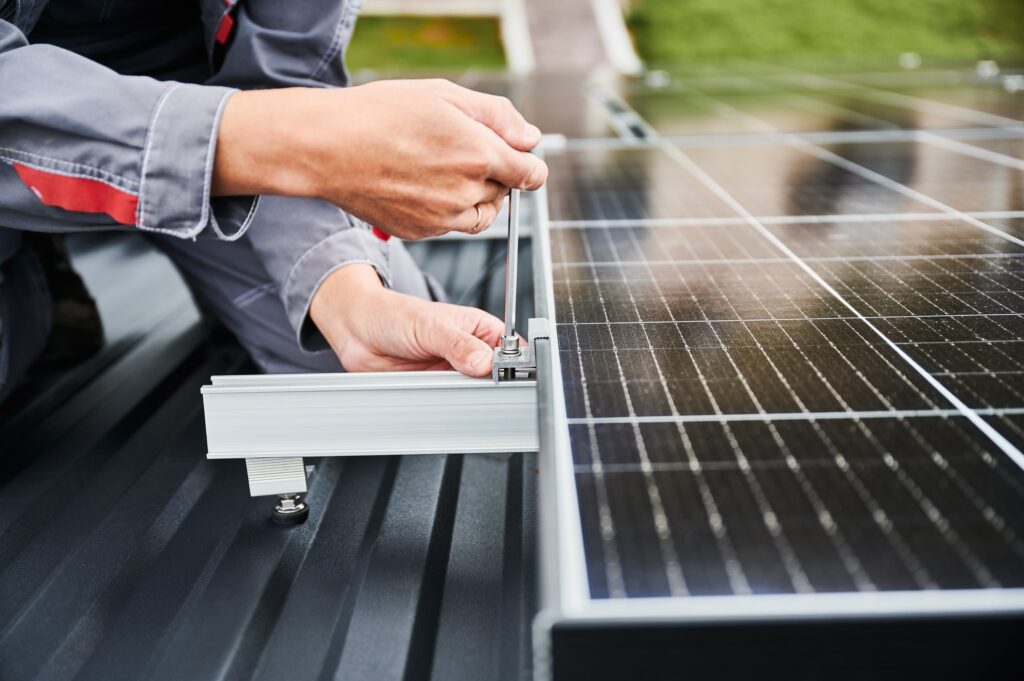 カーポートに太陽光を設置するには？一体型の新規導入と後付け設置の違い