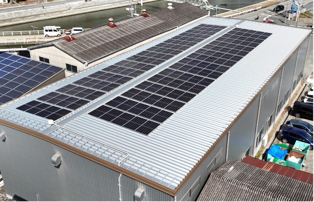 兵庫県高砂市の工場 折板屋根 自家消費型太陽光発電設備導入事例